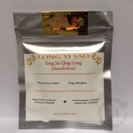 Verpakking van Long Yi Yao Yang Jia Qing Long Oxandrolone, zilver met gouden label en rode tekst, 100 tabletten.