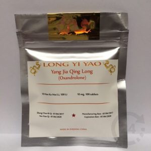 Verpakking van Long Yi Yao Yang Jia Qing Long Oxandrolone, zilver met gouden label en rode tekst, 100 tabletten.